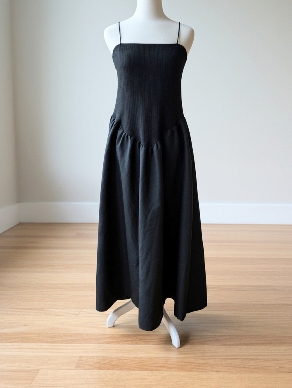 Sleek Black Basque Waist Spaghetti Strap Maxi Dress With Full Skirt